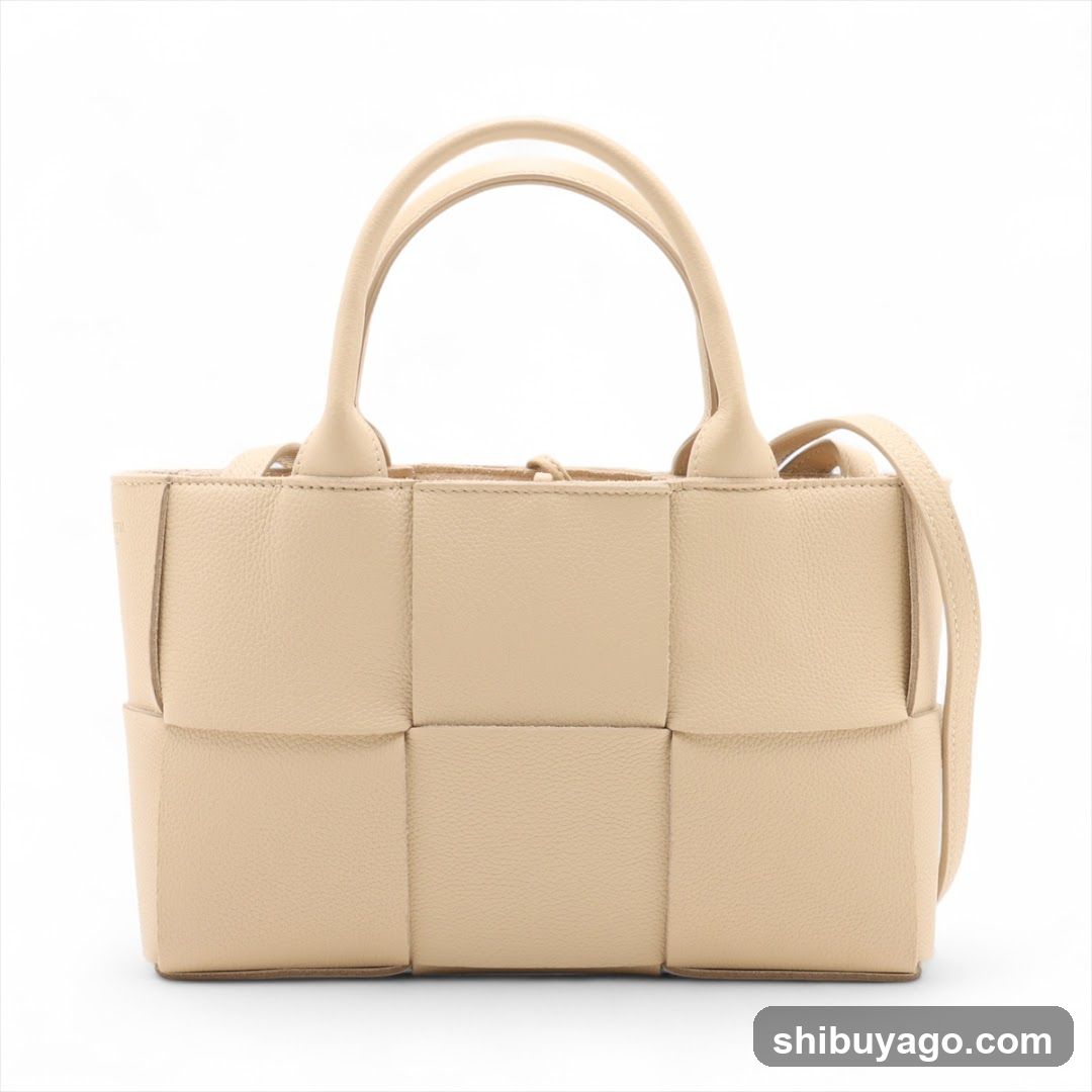 Beige woven tote bag