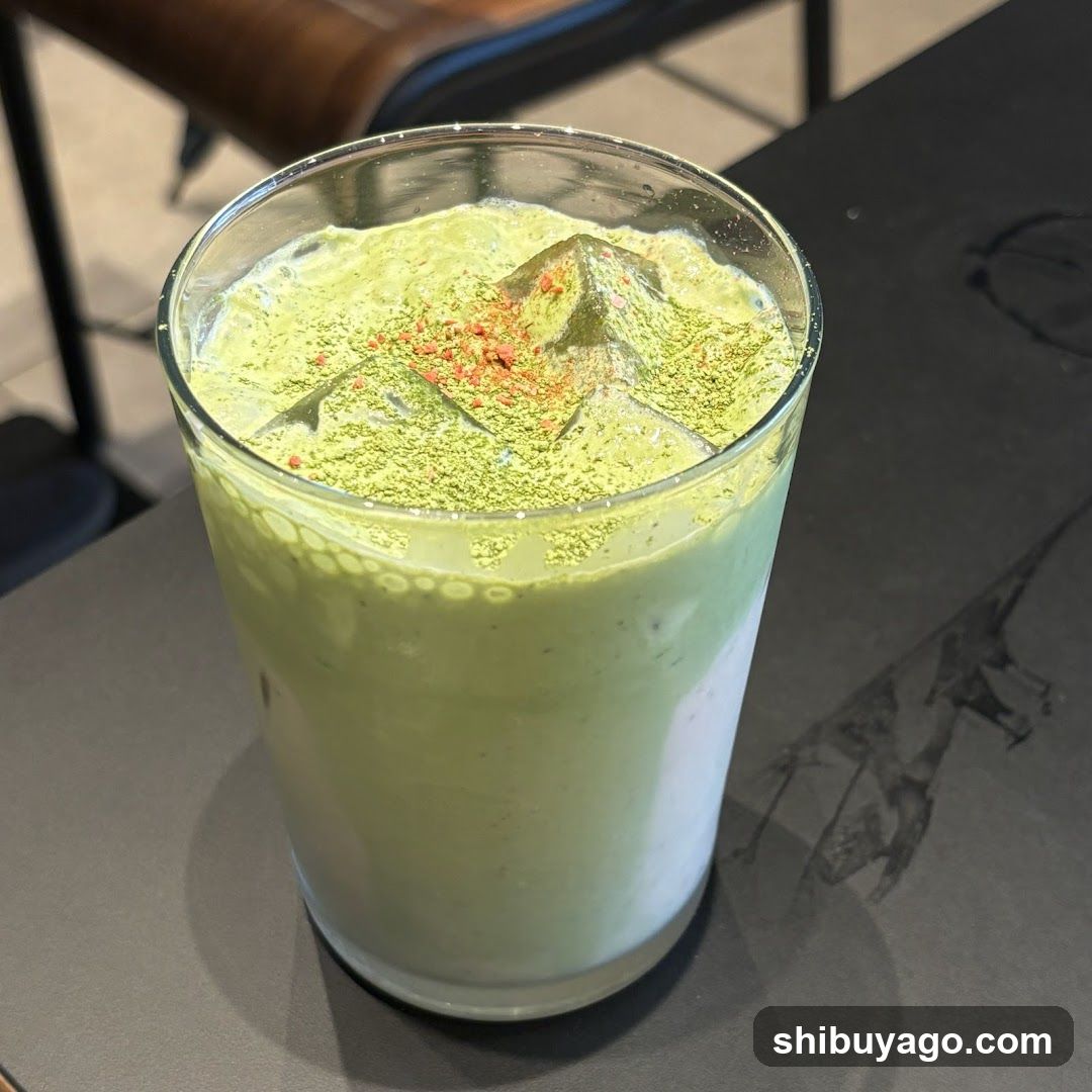 Matcha Latte with Ice and Dusting