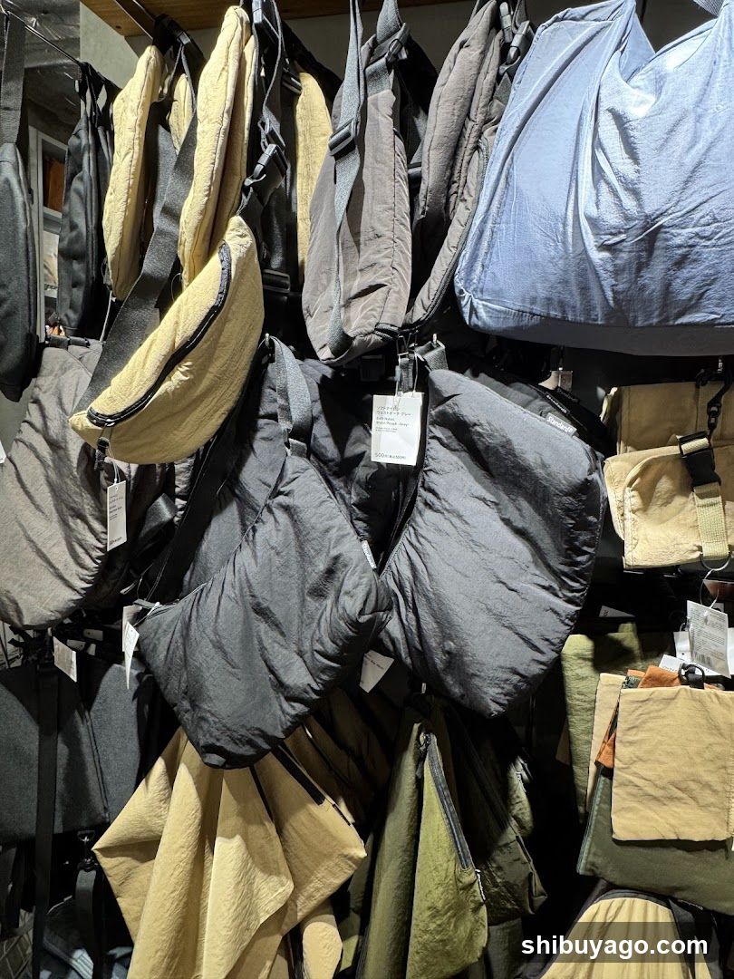 BAG DISPLAY IN STORE