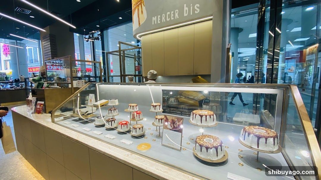 Mercer Bis Cake Display