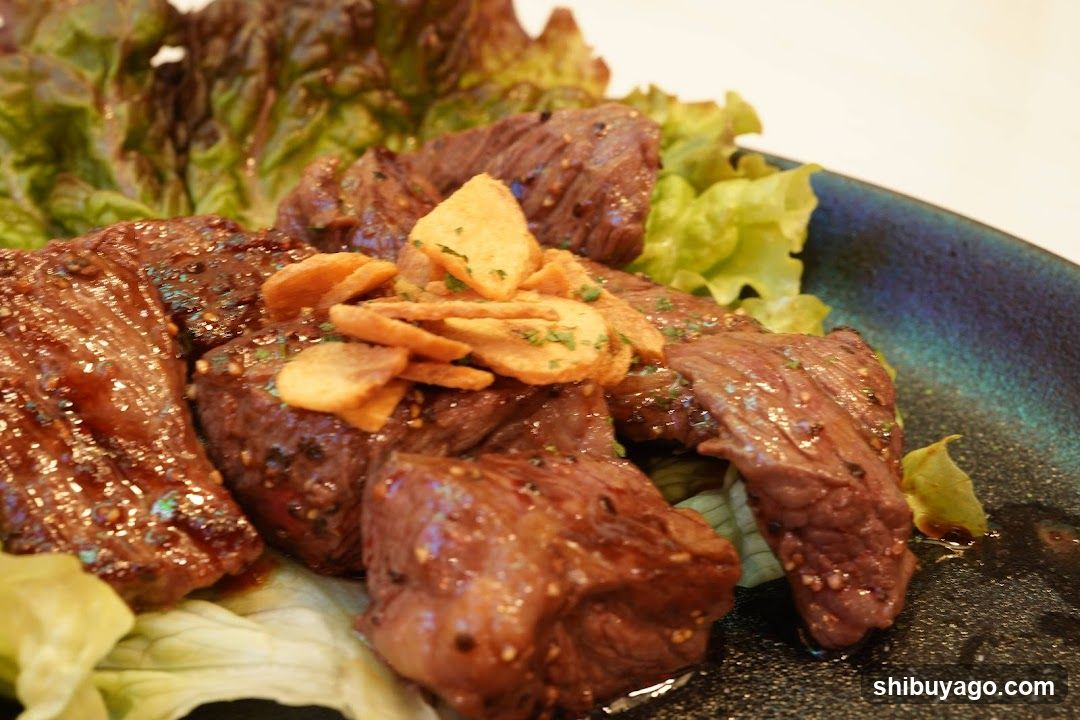 Grilled Beef with Chips and Lettuce