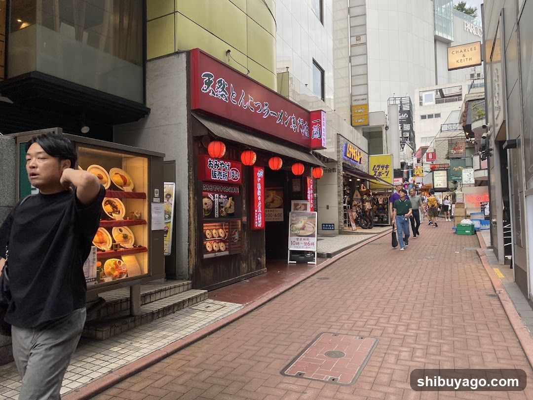 Street scene with restaurant storefronts