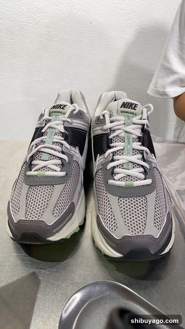 Nike Vomero 6 Sneakers
