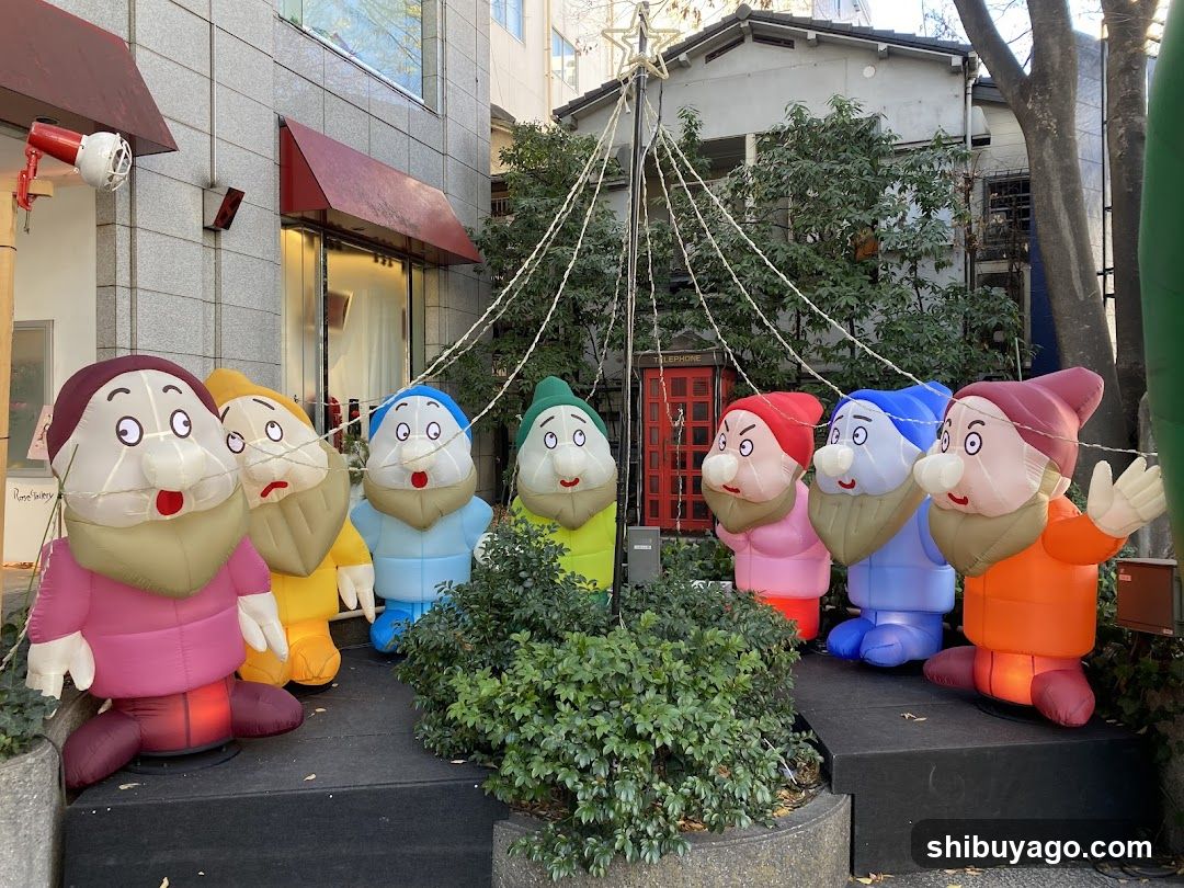 Snow White and the Seven Dwarfs Inflatable Display