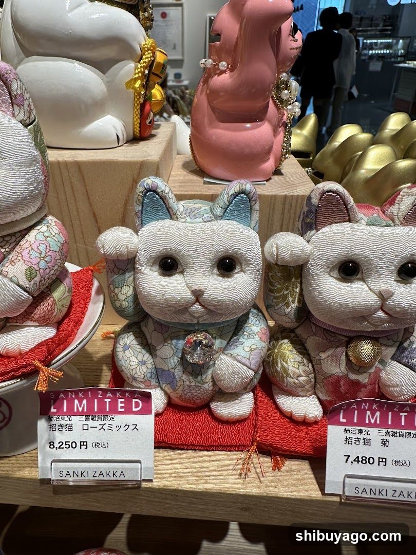 Sanki Zakka Maneki-neko Display