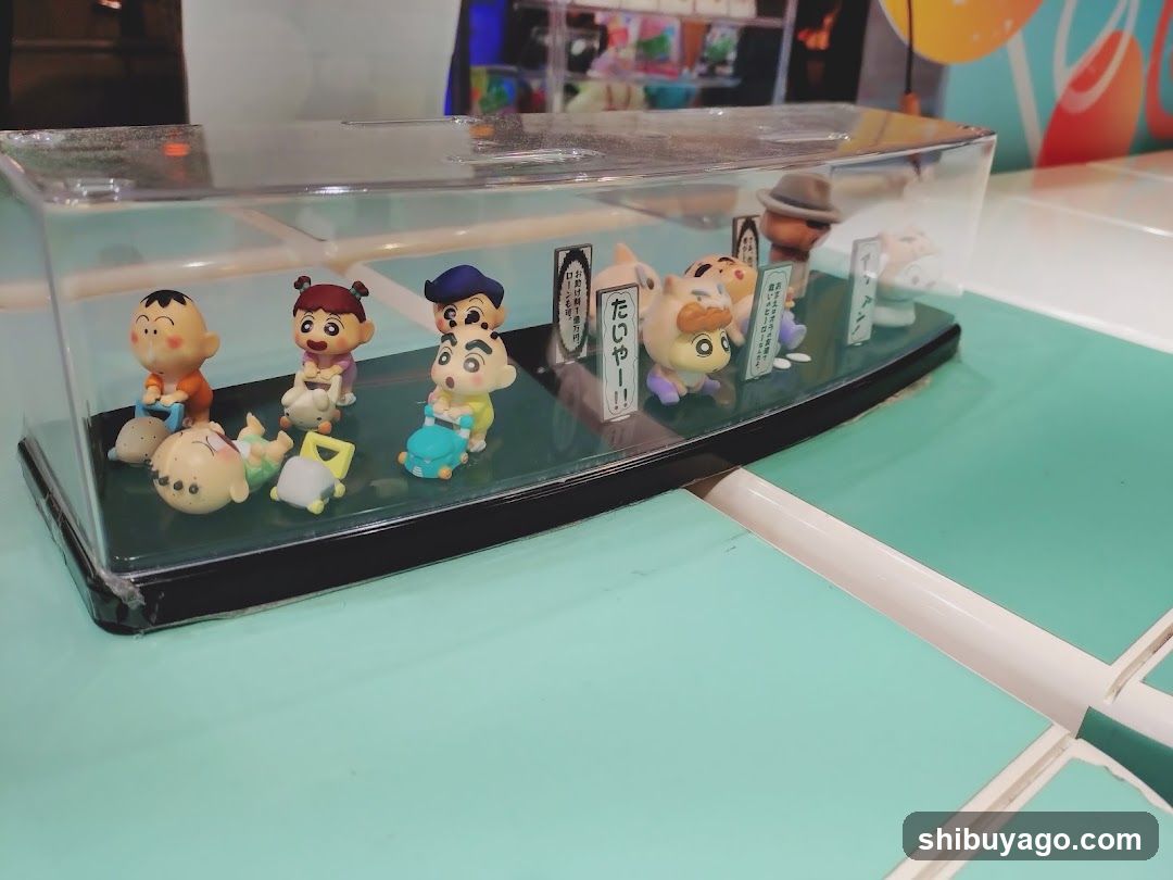 Crayon Shin-chan figurine display case
