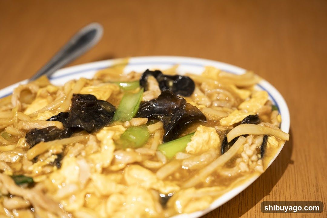 Stir-fried noodles with egg and wood ear mushrooms