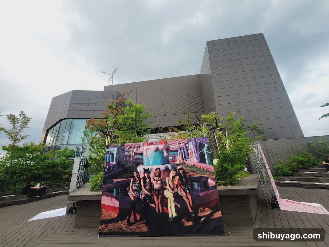 K-pop Group Photo Display