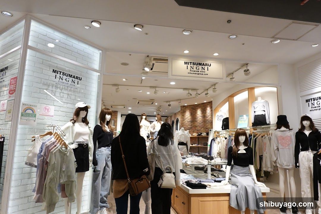 Mitsumarui Clothing Store Interior