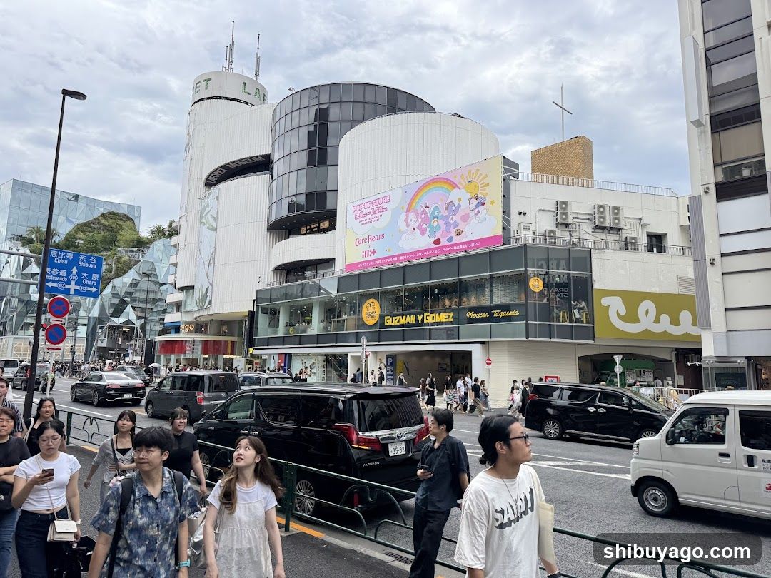 Street scene with pedestrians and vehicles