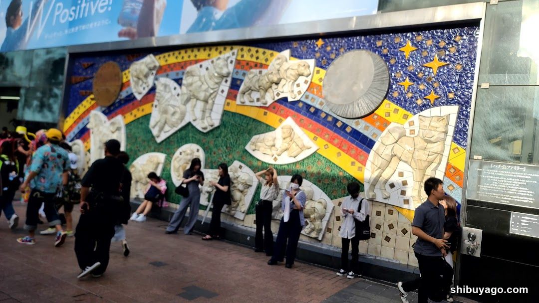 Cat mosaic wall with people