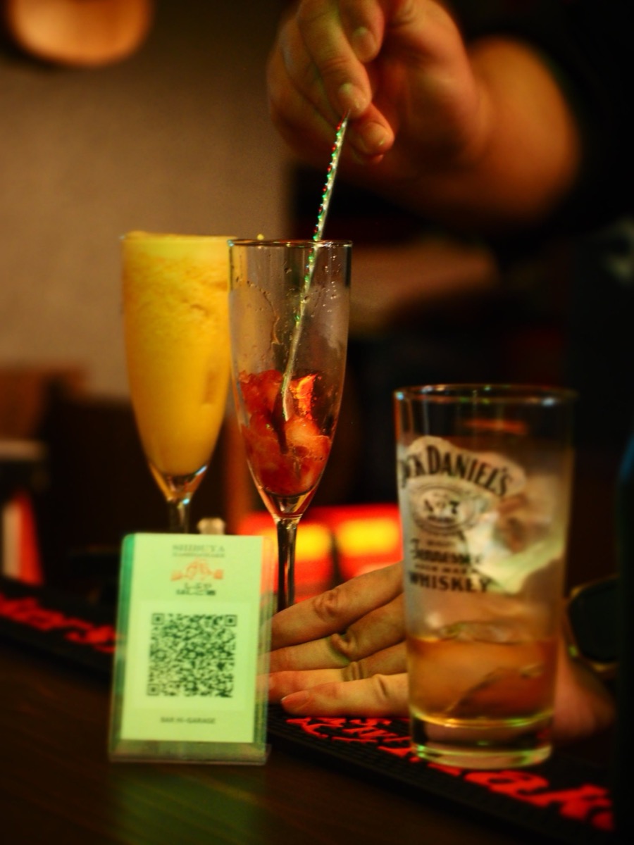 ¥3,000 buys three drinks inside. After 18:00 the pavement is closed.